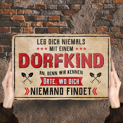 Lustiges Metallschild - Leg dich nicht mit einem Dorfkind an